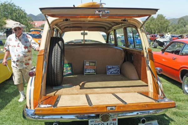 1950_Chevy_Tin_Woody_12_tail_gate_down